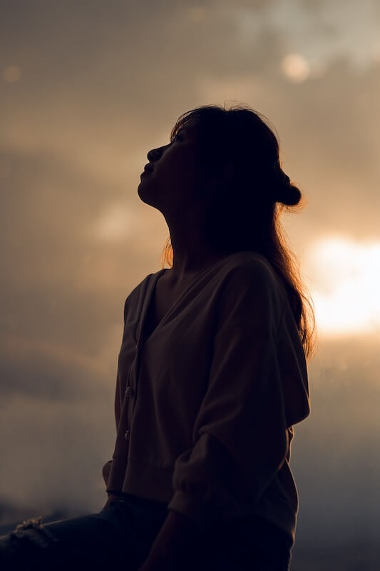 girl looking up